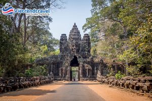 cong-nam-angkor-thom-vietrend-travel