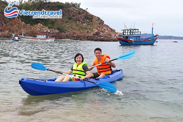 cheo-thuyen-kayak-tai-casa-marina-vietrend-travel