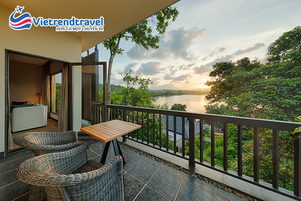 Nam-Nghi-Phu-Quoc-Ocean-View-Suite-02-Bedroom-Balcony-Vietrend-travel