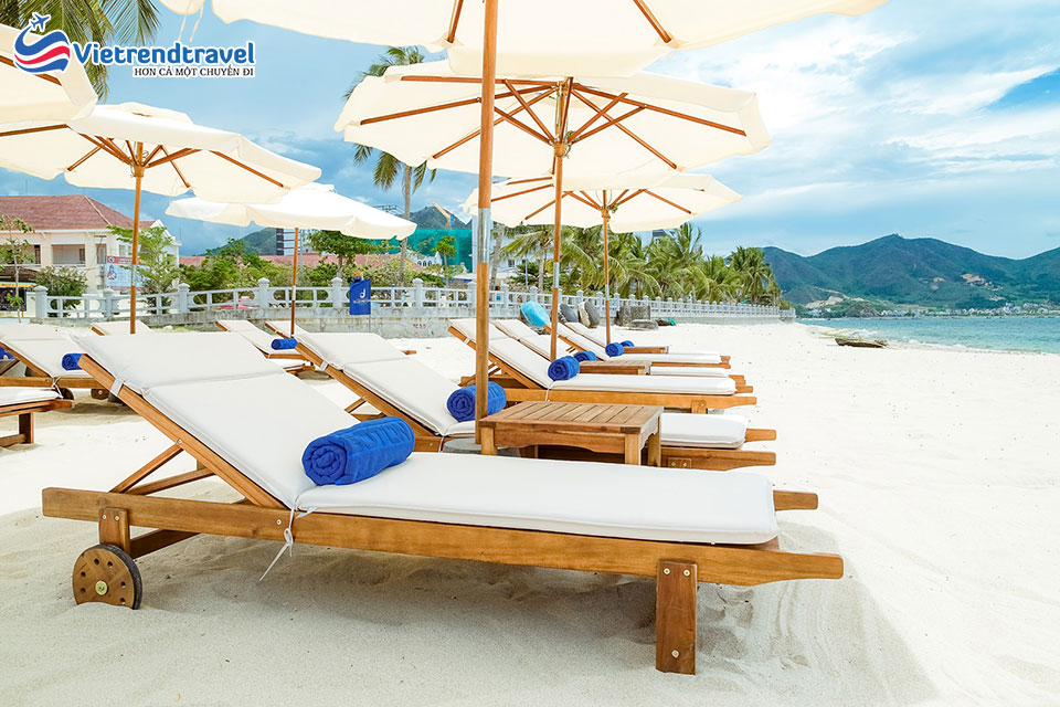 royal-beach-boton-blue-hotel-nha-trang-bai-bien-rieng-vietrend-travel-1