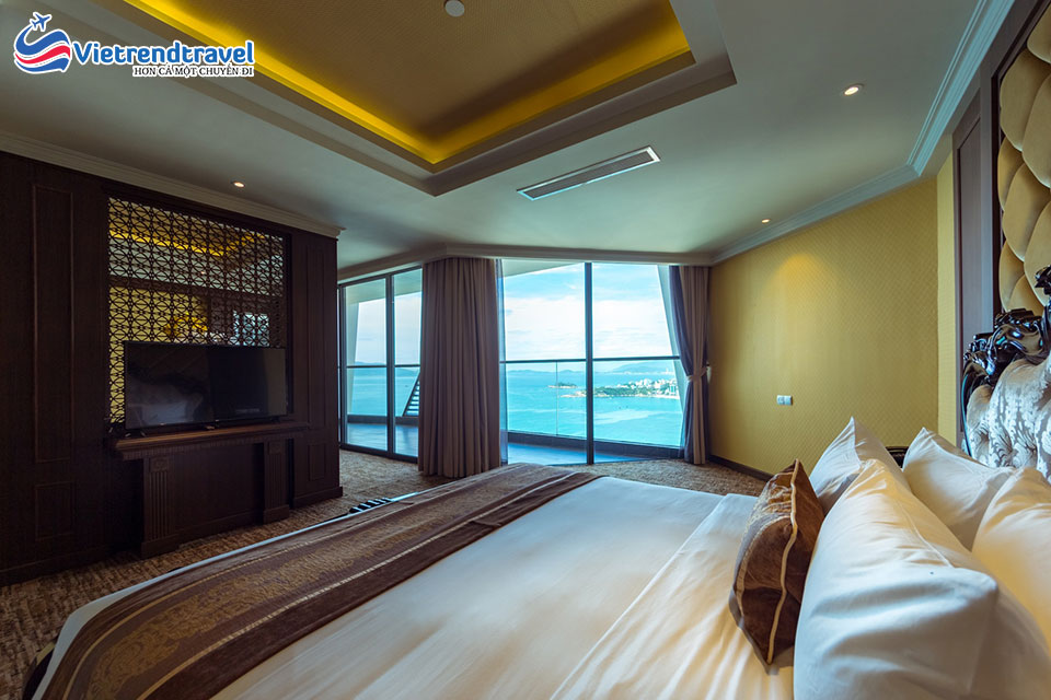 royal-beach-boton-blue-hotel-nha-trang-president-suite-vietrend-travel-2