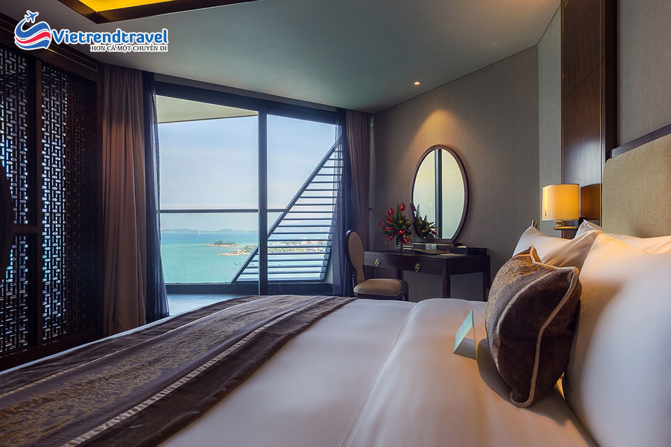 royal-beach-boton-blue-hotel-nha-trang-suite-vietrend-travel-7