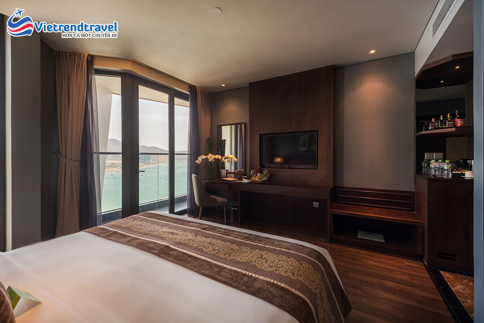 royal-beach-boton-blue-hotel-nha-trang-superior-ocean-vietrend-travel