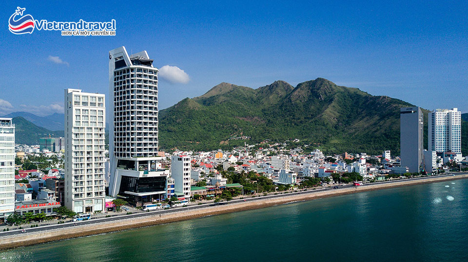 royal-beach-boton-blue-hotel-nha-trang-toan-canh-khach-san-vietrend-travel